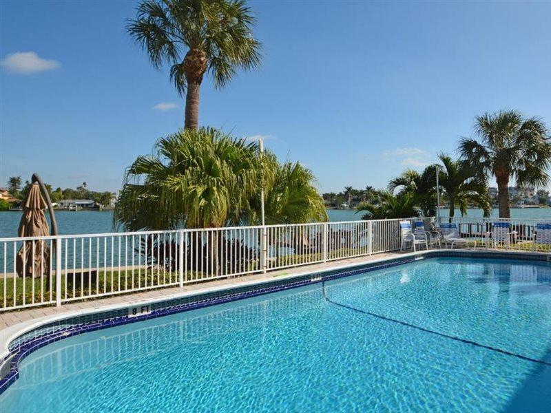Westwinds Waterfront Resort St. Pete Beach Buitenkant foto